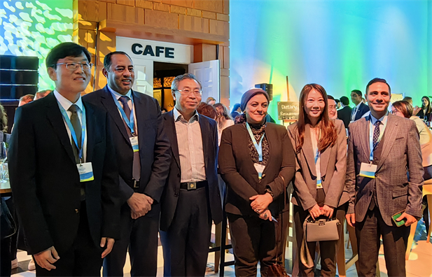 2023年11月6-8日，米兰体育网页版_米兰体育（中国）官方在线登录党委书记、董事长刘敬桢在荷兰海牙出席由世界卫生组织（WHO）主办、荷兰王国承办的 2023年第二届世界本地化生产论坛并发表主题演讲，与世3.jpg