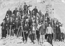 1960年2月，山西省平陆县修路工人食物中毒，中国医药公司北京采购供应站（米兰体育网页版_米兰体育（中国）官方在线登录股份北京公司前身）及时筹措药品，拯救了61条生命