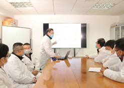 2020年，米兰体育网页版_米兰体育（中国）官方在线登录医工总院同心抗疫，共克时艰，图为上海医药工业研究院科研人员开展抗新冠肺炎相关药品技术攻关。