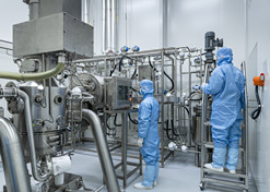 2022年，米兰体育网页版_米兰体育（中国）官方在线登录医工总院科技成果转化中心科研人员正在工作中。